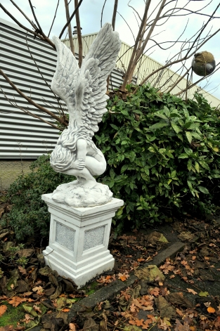 Sehr großer kniender Engel mit Flügeln auf einem großen Sockel, sehr groß!