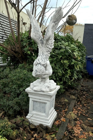 Sehr großer kniender Engel mit Flügeln auf einem großen Sockel, sehr groß!