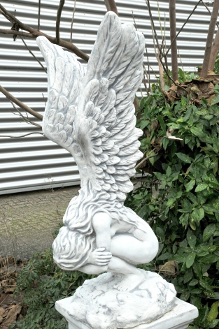 Sehr großer kniender Engel mit Flügeln auf einem großen Sockel, sehr groß!