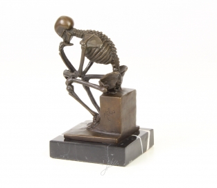 Eine Bronzeskulptur des Skeletts DENKER