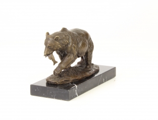 Eine schöne Bronzestatue eines Grizzlybären