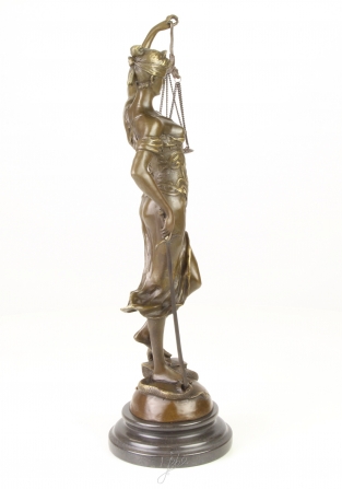 Eine Bronzestatue der Lady Justice