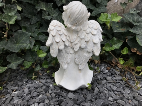 Engelstatue mit Kreuz, aus Polystone