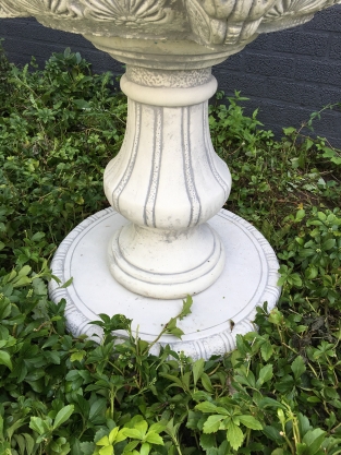 Gartenbrunnen mit spuckenden Fröschen - voll mit Stein