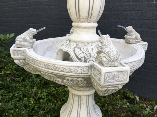 Gartenbrunnen mit spuckenden Fröschen - voll mit Stein