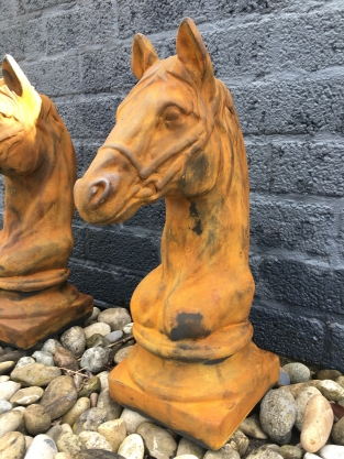 Sculptuur paardenhoofd, vol steen oxide