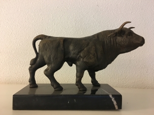 Sculpture metal bronze colored large bull, beautiful!!