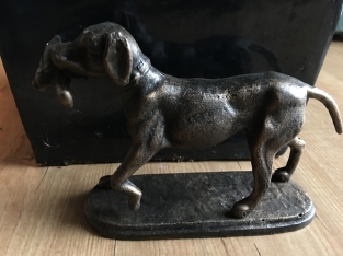 Hunting dog with prey in bronze-metal look.