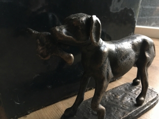 Hunting dog with prey in bronze-metal look.