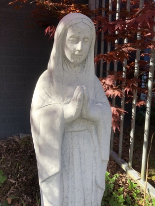 Moeder Maria / Mother Mary, groot op sokkel, vol stenen beeld.