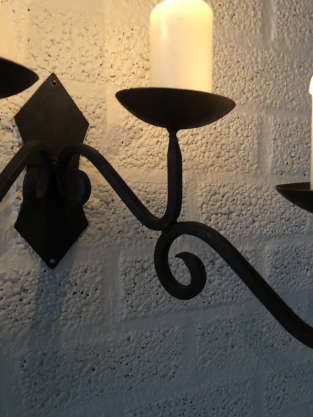 Beautiful wrought iron wall sconce with 4 saucers, very beautiful