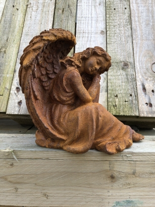 Beautiful seated angel, full of detail, cast iron rest