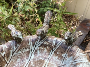 Vogelbad gietijzer-groen-bruin-rust met 3 vogels.