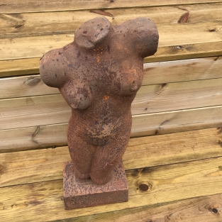 Prachtige gietijzeren vrouwelijke torso.