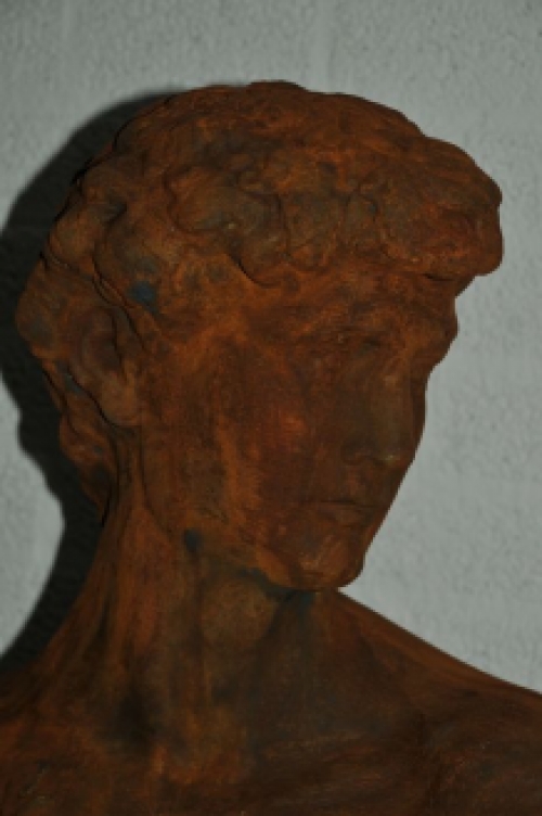 Sculptuur David, massief steen oxide, imponerend fraai!!