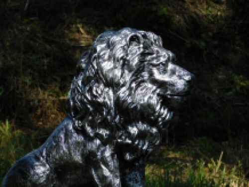 Beautiful statue of a lion, polystone, silver-gray, beautiful in detail!