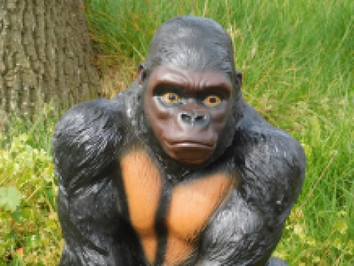 Beautiful gorilla, polystone beautiful to look at.