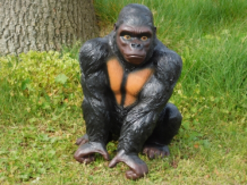 Beautiful gorilla, polystone beautiful to look at.