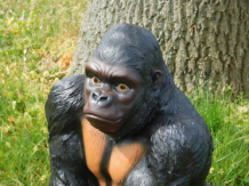 Beautiful gorilla, polystone beautiful to look at.