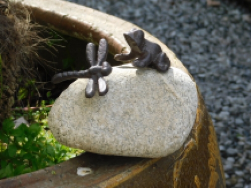 Gusseiserne Libelle & Frosch auf Felsbrocken - schöne Dekoration!