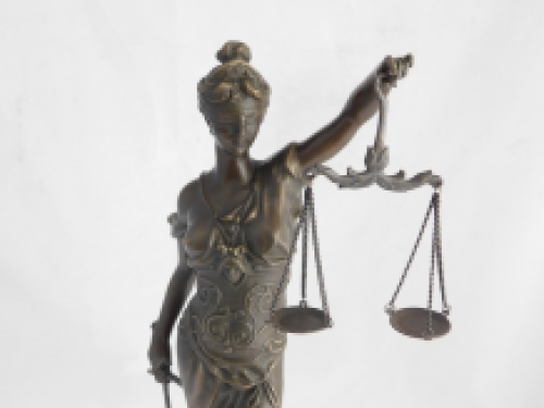 Een bronzen beeld van de Vrouwe Justitia