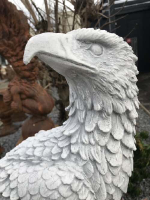 Detaillierte Skulptur eines Adlers auf einem Felsen sitzend, aus Stein