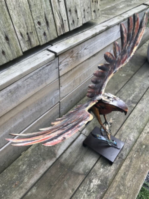 Ein Metallkunstwerk eines Adlers, der einen Fisch fängt, ''IRON EAGLE''.