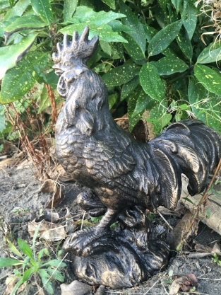 Skulptur eines Hahns aus Metall, bronzefarben