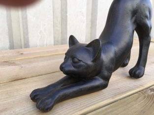 Skulptur einer sich streckenden Katze