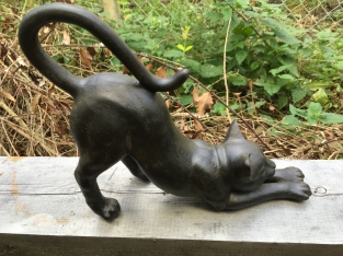 Skulptur einer sich streckenden Katze