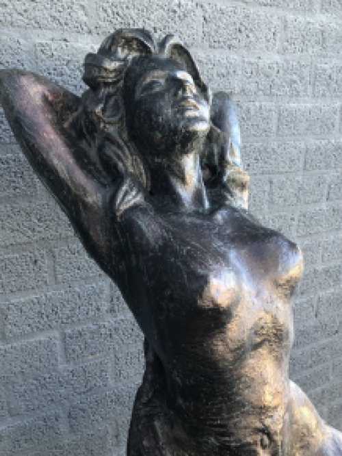 A beautiful statue of a naked woman, completely cast iron bronze look - rest, beautiful in detail!