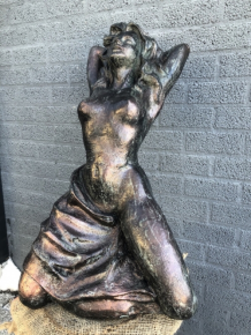 A beautiful statue of a naked woman, completely cast iron bronze look - rest, beautiful in detail!