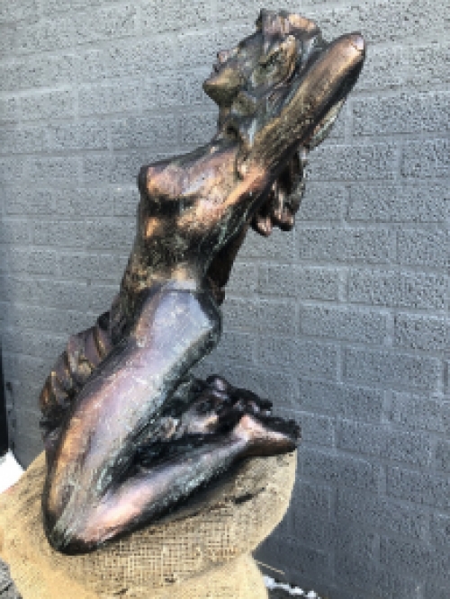 A beautiful statue of a naked woman, completely cast iron bronze look - rest, beautiful in detail!