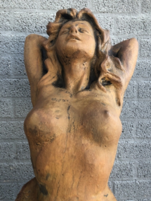 Eine schöne Statue einer unbedeckten Frau ganz aus Gusseisenoxid, schön im Detail!