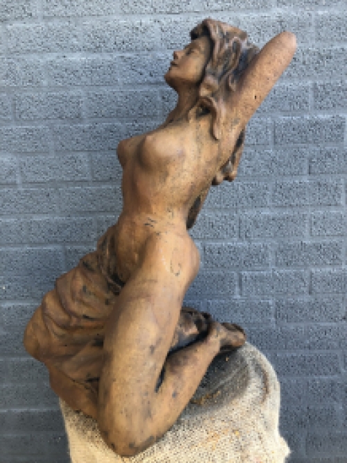 A beautiful statue of a naked woman, completely cast iron rust oxide, beautiful in detail!