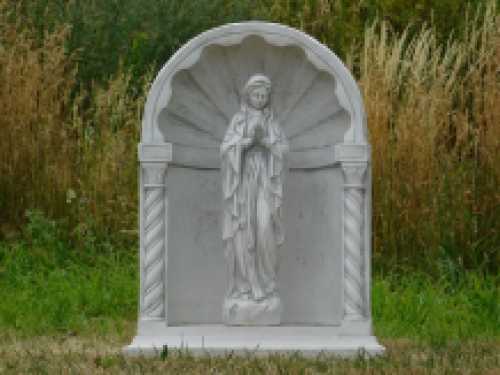 Gebetskapelle mit der Jungfrau Maria - ganz aus Stein - wetterfest