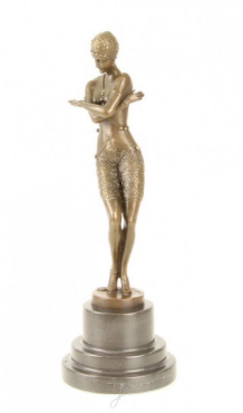 Een bronzen beeld/sculptuur van een bedeesde danseres