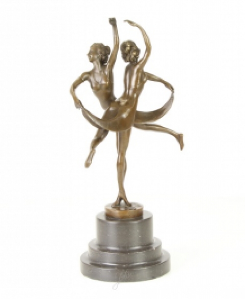 Een bronzen beeld/sculptuur van dansende zussen