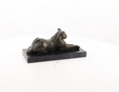 Bronzeskulptur einer liegenden Katze, modernistischer Stil