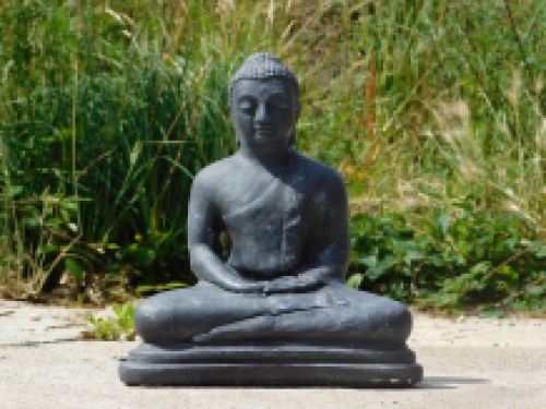 Boeddha in meditatie, gemaakt van vol steen grijs.