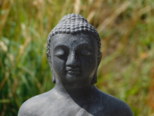 Buddha in Meditation, aus massivem Stein grau