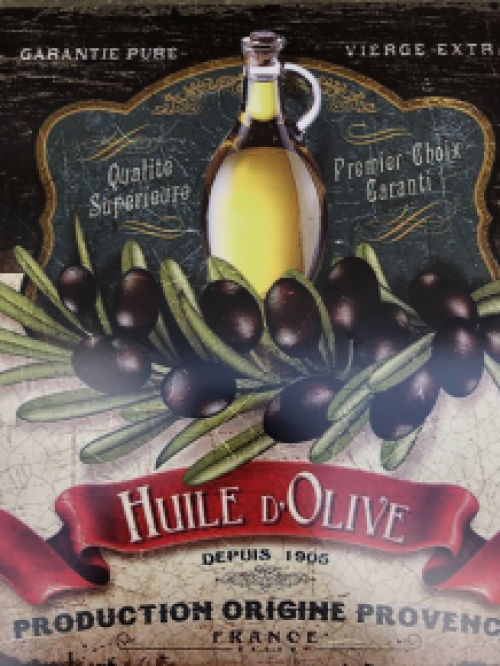 Metalen bordje met olijven, olijfolie en de tekst: ''HUILE D'OLIVE''