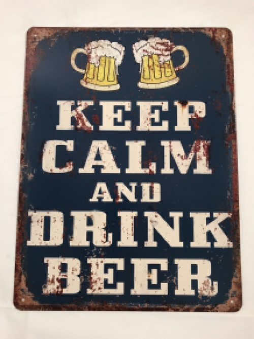 Bordje met de tekst: 'KEEP CALM AND DRINK BEER', mooie sign!