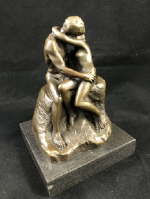 Een bronzen beeld van de kus, by Rodin.