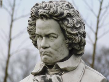 Büste von Beethoven auf Sockel - 127 cm - Stein