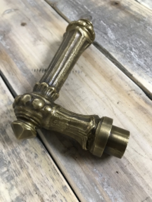 1 heavy door handle antique copper-brass ( patina ) including mandrel.