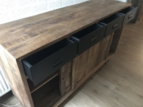 Attraktives Sideboard mit 2 Schiebetüren und 4 Schubladen, mit Eisenrollen