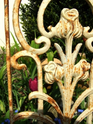 Metalen sierrek, art nouveau, rozenrek als landelijke decoratie, wandrek tulp.