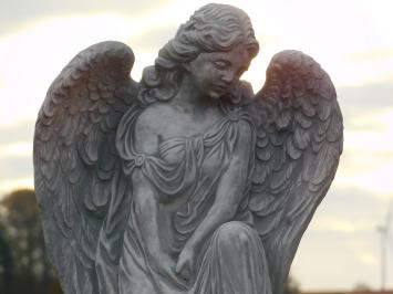 Beautiful angel on a column, full of stone, a real eye-catcher!!