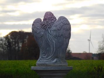 Beautiful angel on a column, full of stone, a real eye-catcher!!